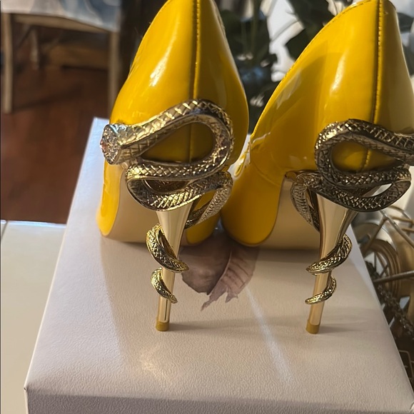 scene Shoes - Scene Weaver Yellow and Gold Stiletto Heels with Serpent Embellishment nwot